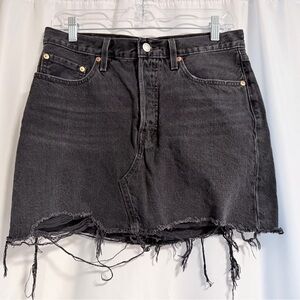 Levi’s Black Distressed Denim Mini Skirt Size 28 Classic Streetwear Casual